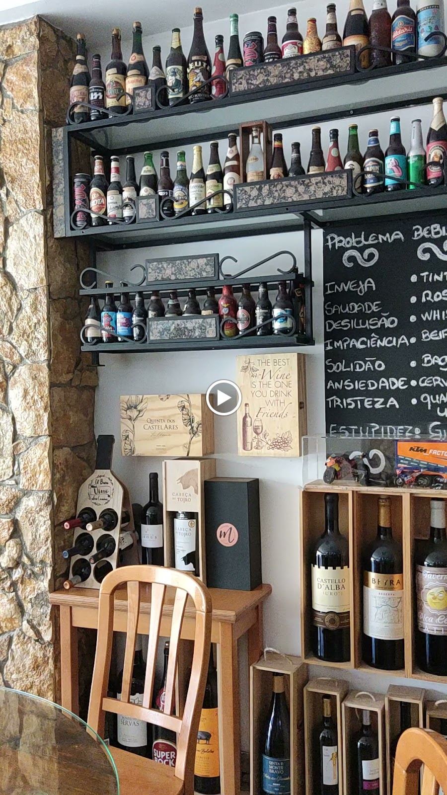 Balcão e garrafeira da taverna
