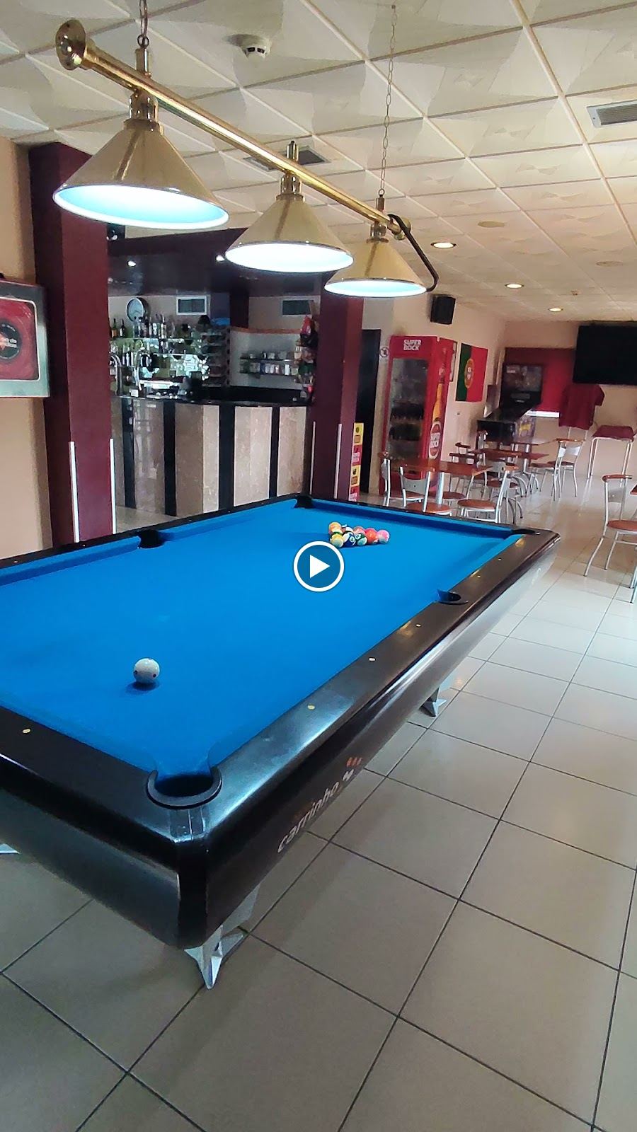 Mesa de bilhar no espaço da taverna