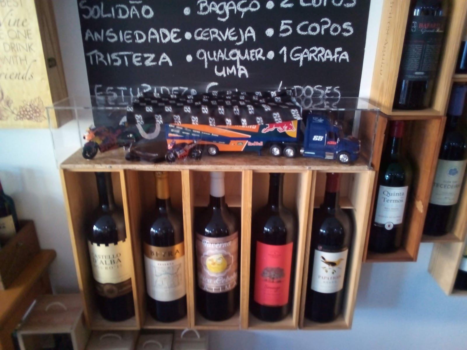 Garrafeira e quadro de vinhos da Taverna Pica Cebola