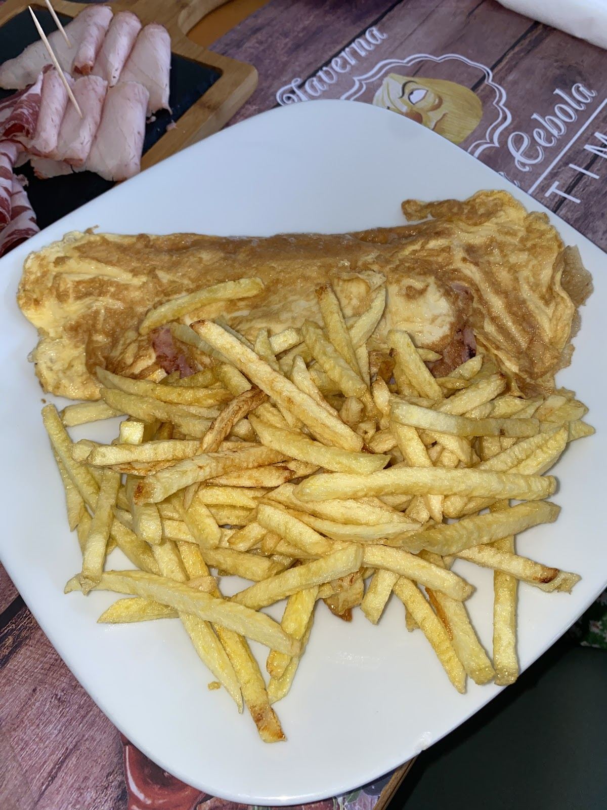 Omelete com batatas fritas caseiras