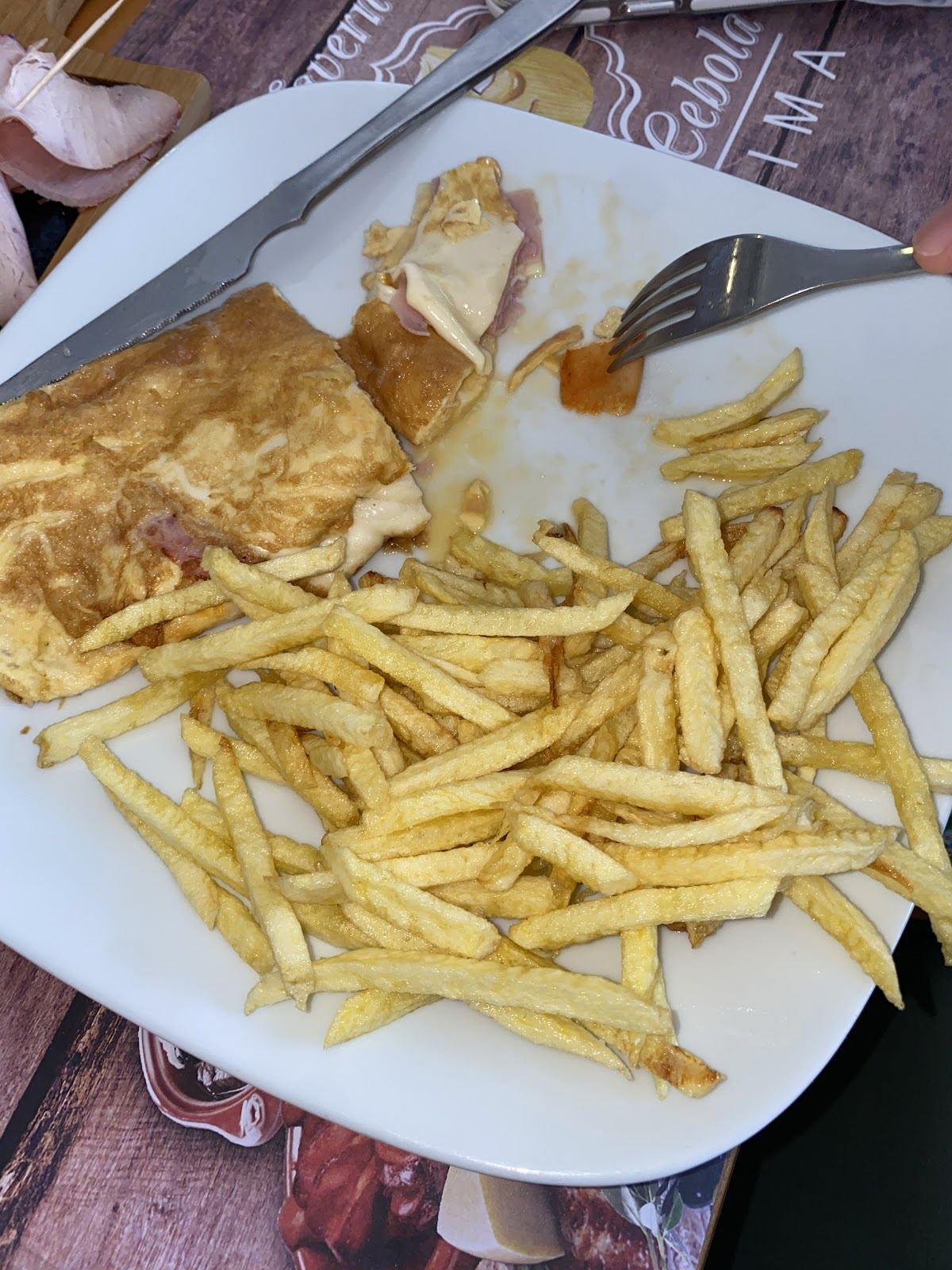Sandes club com tosta servida na Taverna Pica Cebola