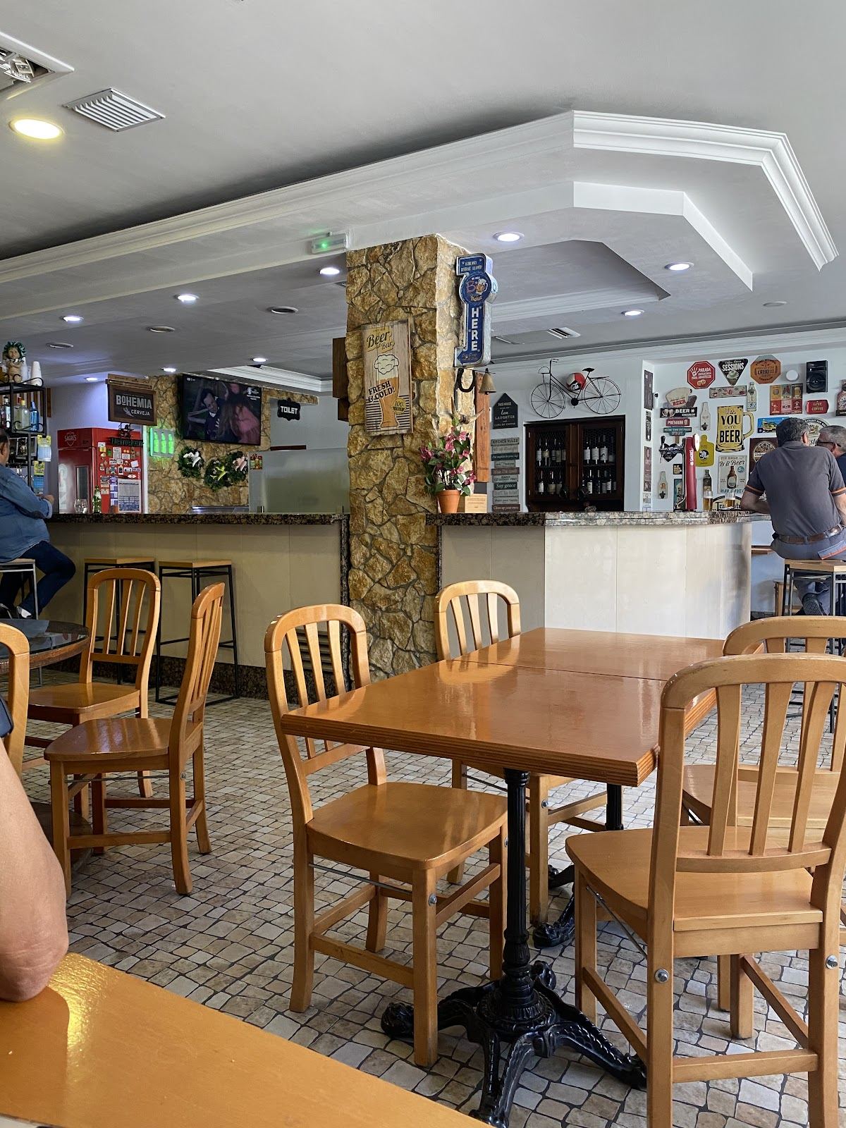 Sala da Taverna Pica Cebola com mesas e cadeiras de madeira