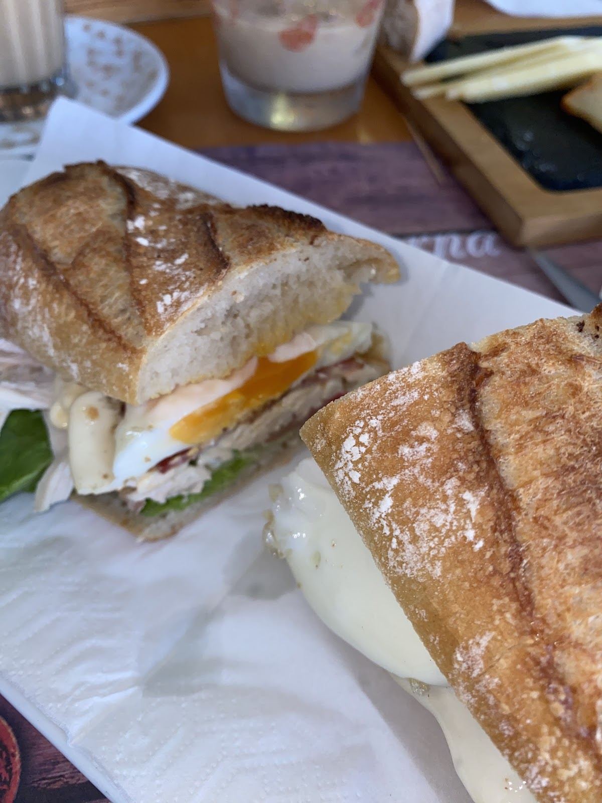 Sandes club com tosta servida na Taverna Pica Cebola