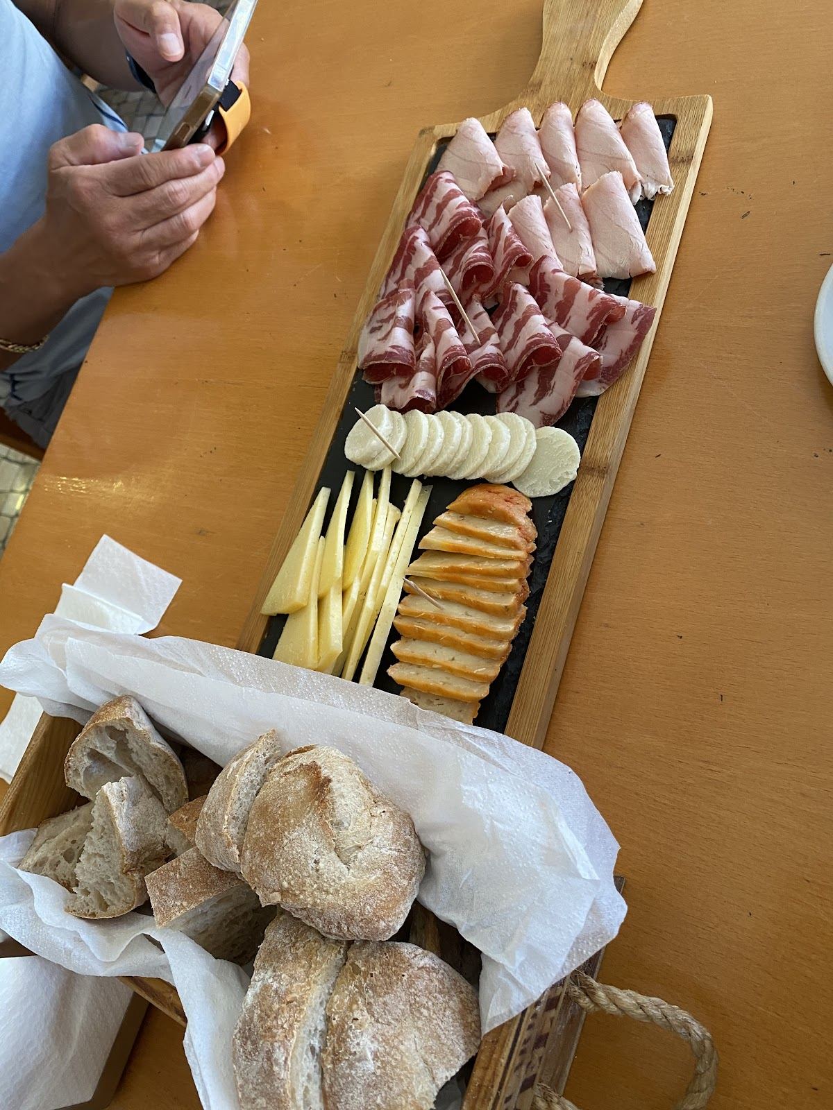Tábua de enchidos e queijos com pão na Taverna Pica Cebola